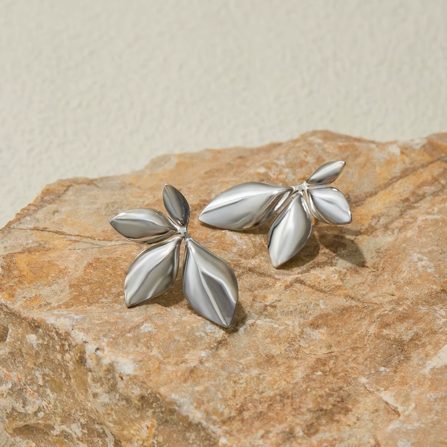 Ohrstecker Florana Blüte Silber Finish Wasserfest Edelstahl 316L Statement Blätter