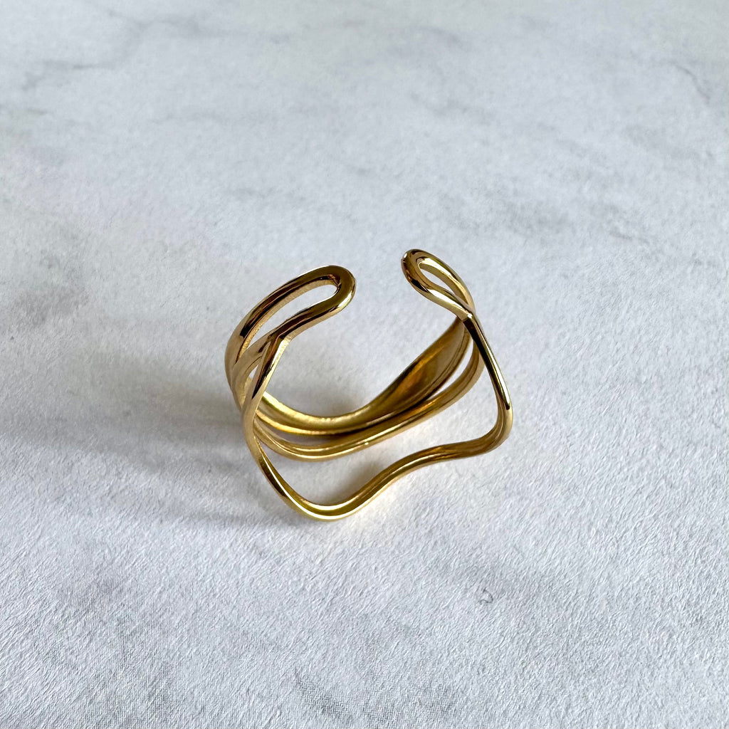 Geschwungener 18K Vergoldeter Ring Wasserfest Edelstahl 316L Verstellbar linke Vorderseite Gewendet liegend Oberansicht